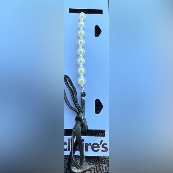 Claire's Black Velvet Bow and Faux Pearl Choker Necklace - Picture 4 of 6